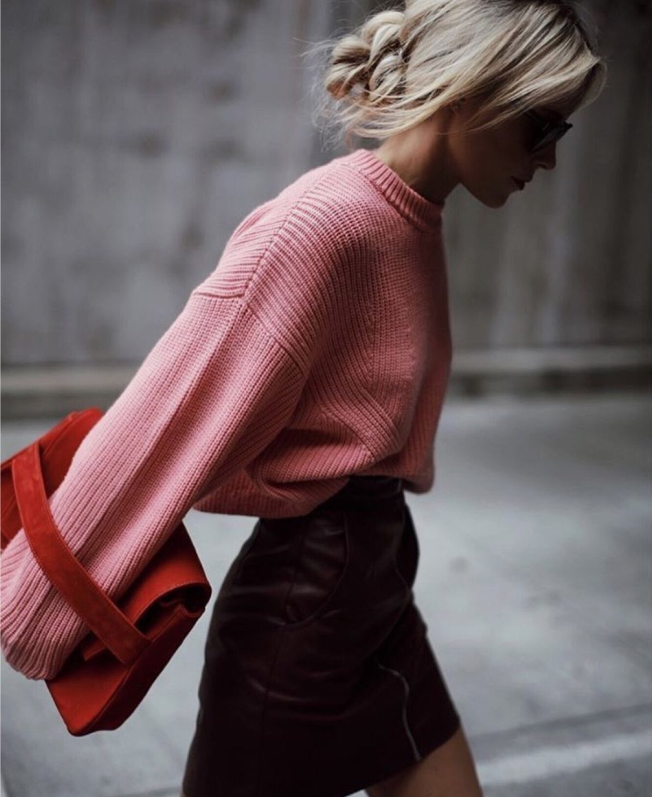 Девушка в розовом свитере