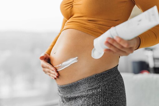 Темная линия: почему на животе у беременных появляется полоска