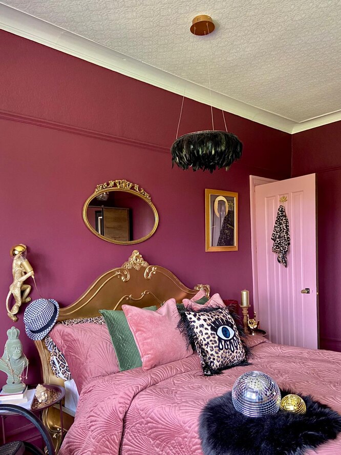 Бордовые, розовые и лиловые тона в спальне
