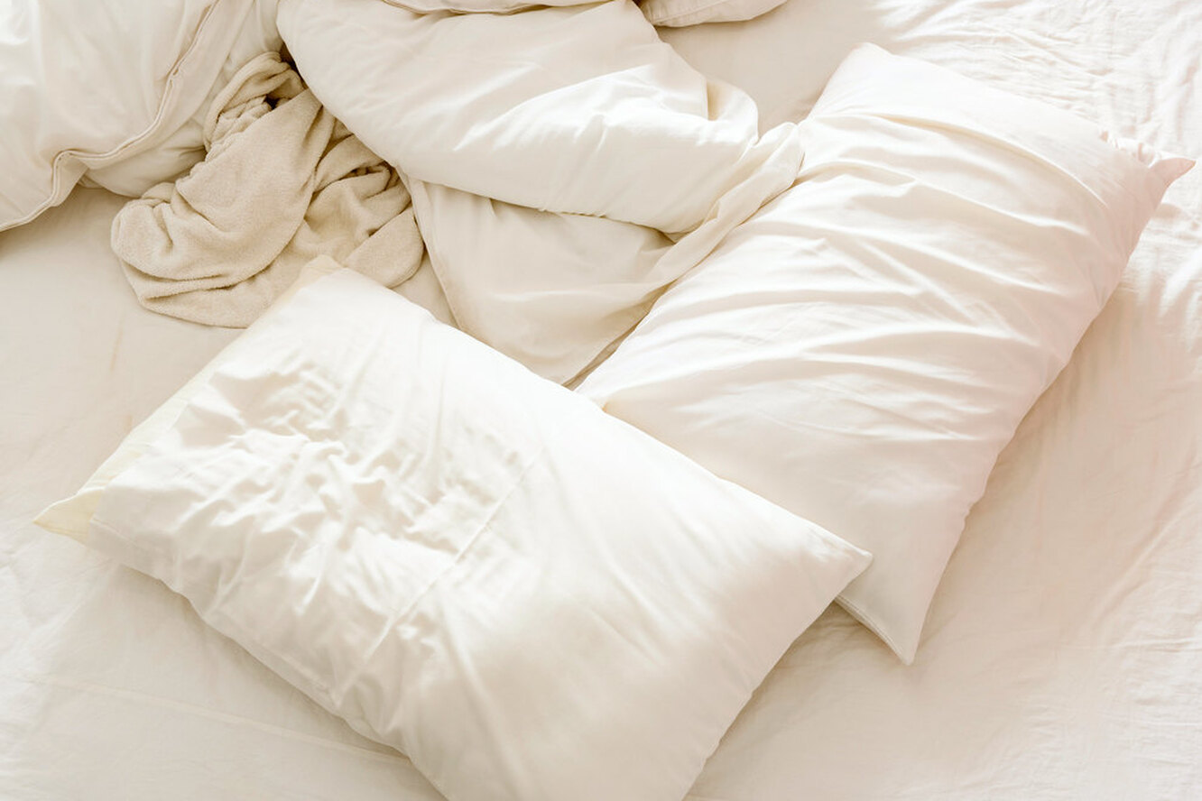 Подушка на кровати вид сверху