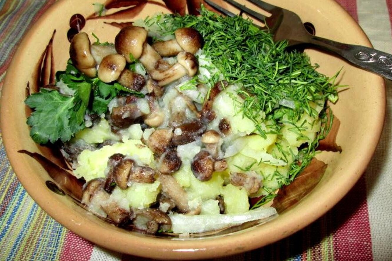 Салат картофельный с грибами