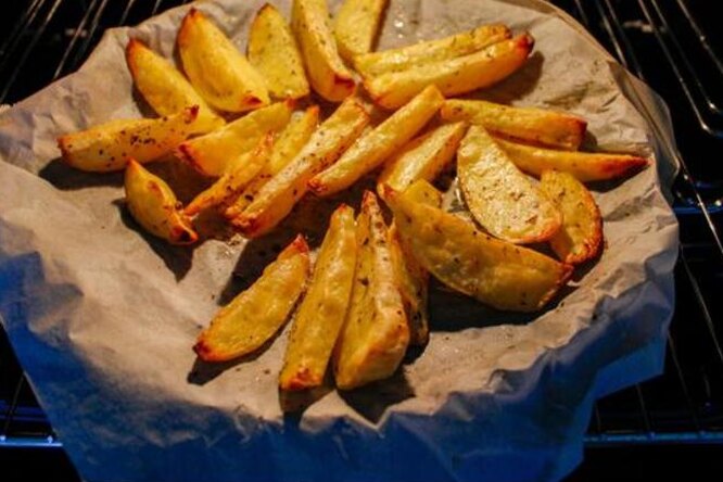 Картофель по-деревенски с чесноком в духовке — рецепт с фото пошагово