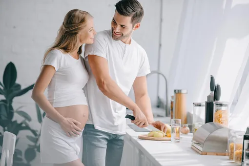 Муж готовит беременной жене
