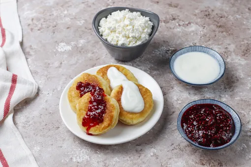 Осенний рецепт сырников с тыквой и яблоком: необычный вкус и простое приготовление