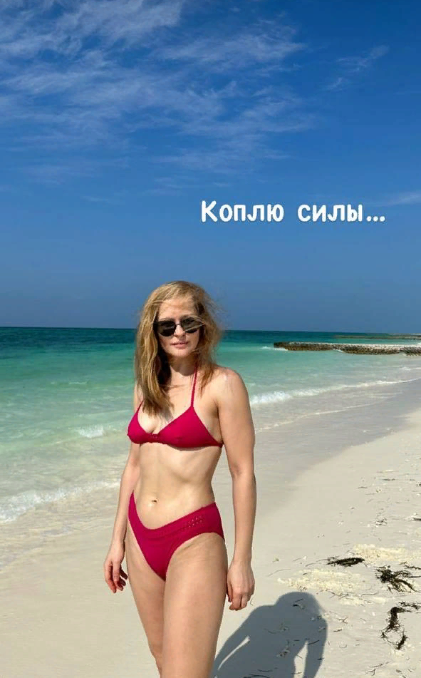 В красном и облегающем: летняя Юлия Пересильд опубликовала пикантное фото в купальнике