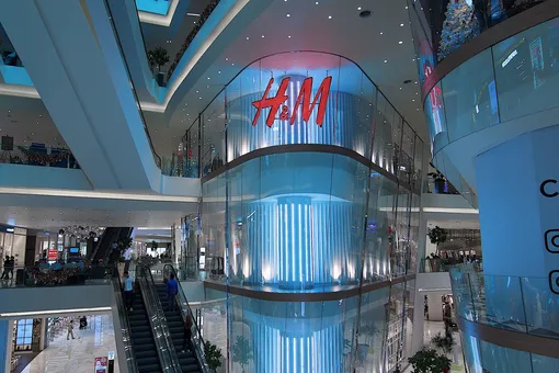 H&M устраивает распродажу и уходит из России