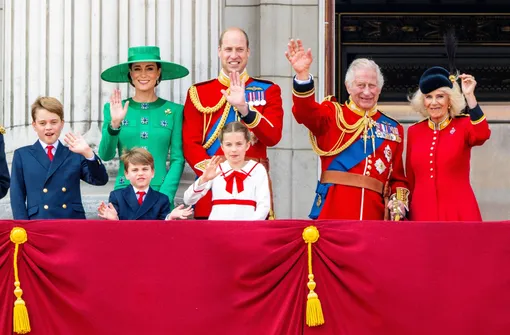 Принц Уильям и Кейт Миддлтон с королём, королевой и детьми на параде Trooping The Colour в 2023 году