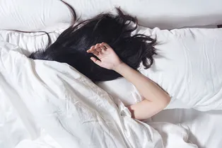 Почему нельзя спать с распущенными волосами: факты, которые вы могли не знать