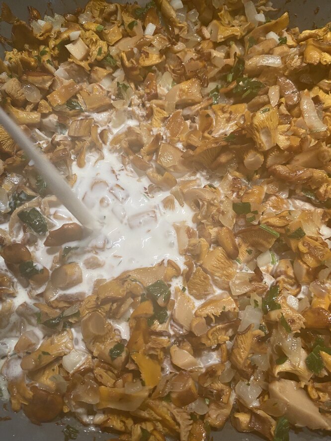 Лисички в сливочном соусе — рецепт с фото пошагово. Как приготовить лисички в сливках на сковороде?