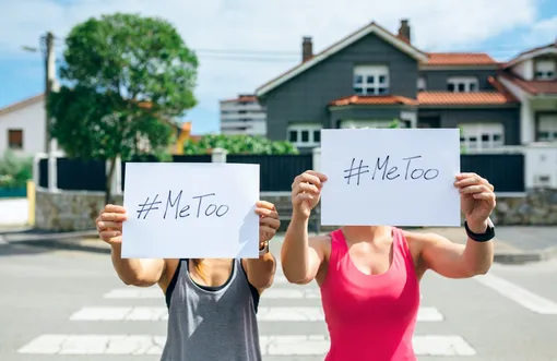 Пользователи соцсетей используют хештег #MeToo, чтобы поделиться печальным опытом связанным с сексуальным насилием.