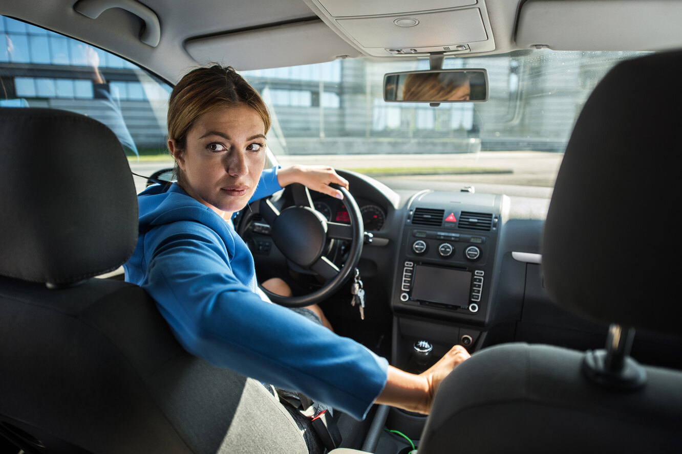 Car reversing. Businesswomen за рулем. Задним ходом девушка. Посадка водителя спортивного автомобиля. Reverse Driving.