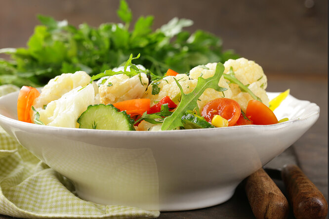 Салат из цветной капусты, яиц и огурца