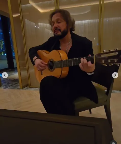 Стас Михайлов поёт под гитару