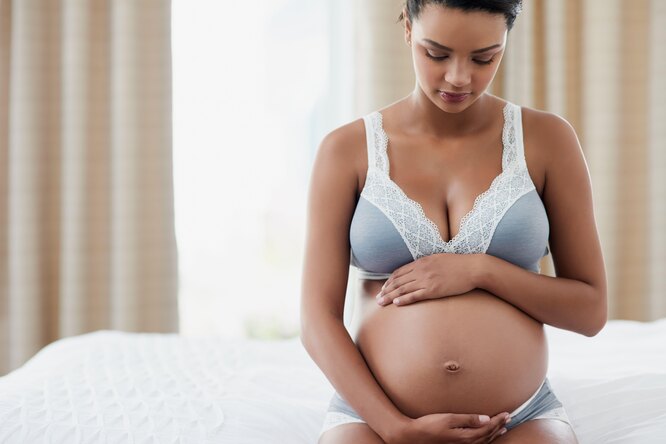 Почему может болеть грудь при беременности