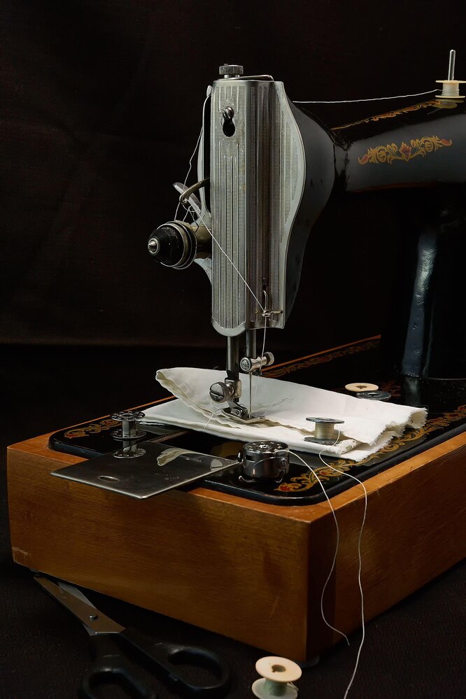 Швейная машинка зажевывает нижнюю нить: 9 причин почему