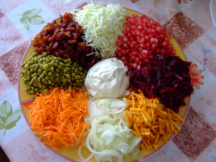 Овощной салат с ветчиной и сухариками